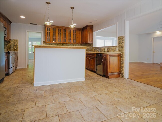 Building Photo - 1123 Lynbrook Dr
