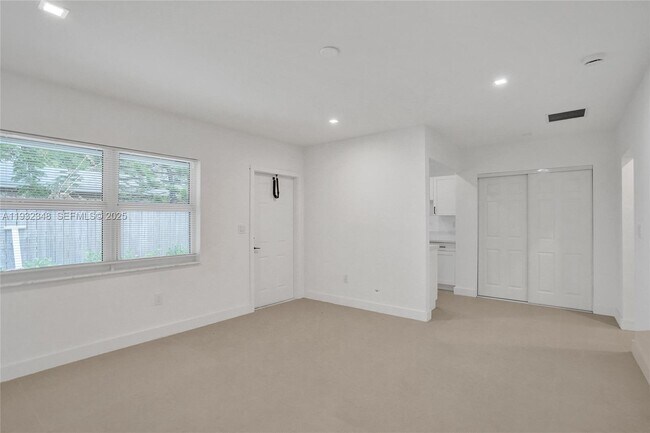 Building Photo - 922 NW 4th Ave