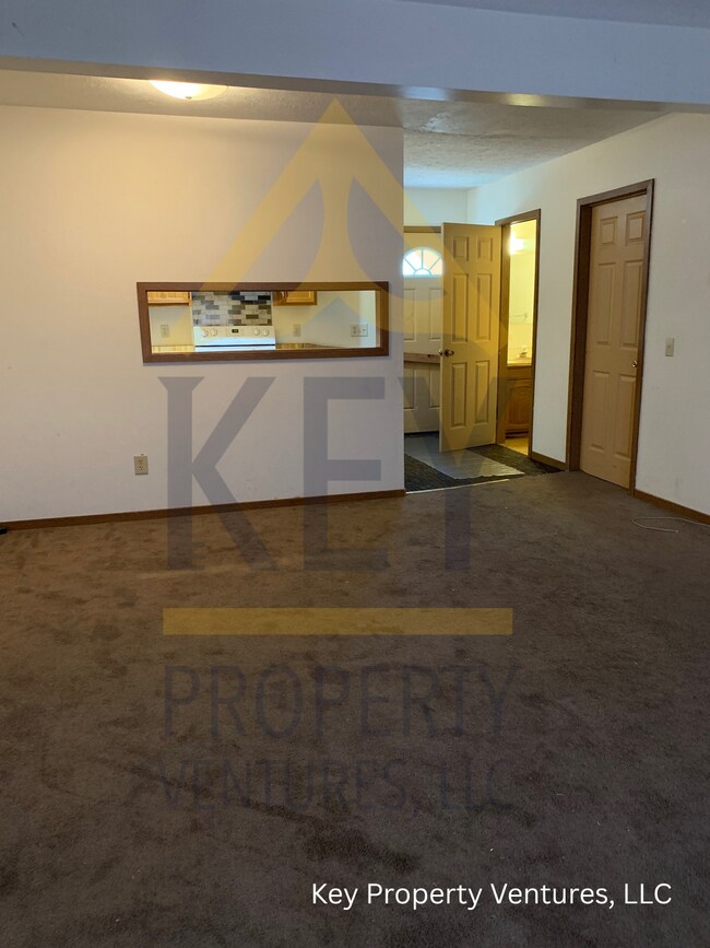 Building Photo - 493 Hollenbeck St