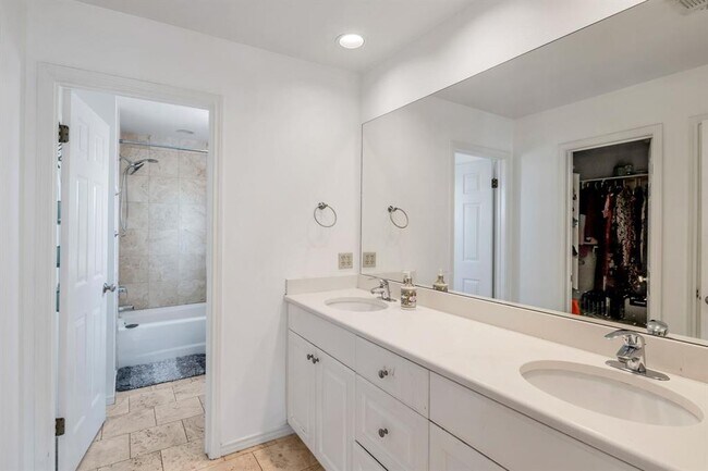 Building Photo - 10903 Chateau Hill