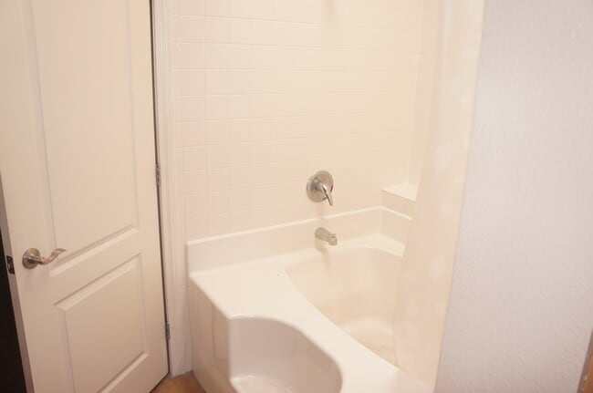 Building Photo - WONDERFUL 2 BEDROOM CONDO ON SECOND FLOOR