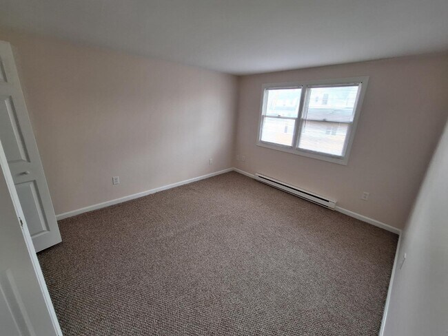 Building Photo - 19 Robinson St