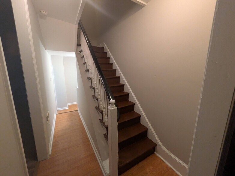 Building Photo - 653 Chain St