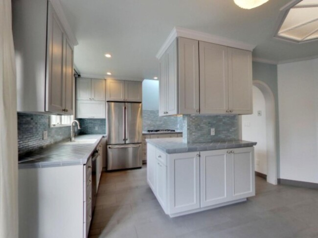 Building Photo - Spacious Four Bedroom Home in Lone Mountain