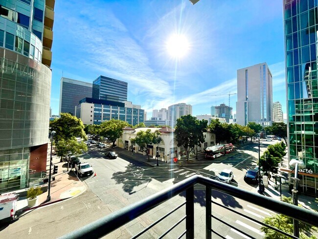 Building Photo - Renovated 2 Bedroom 2 Bathroom Condo in Li...