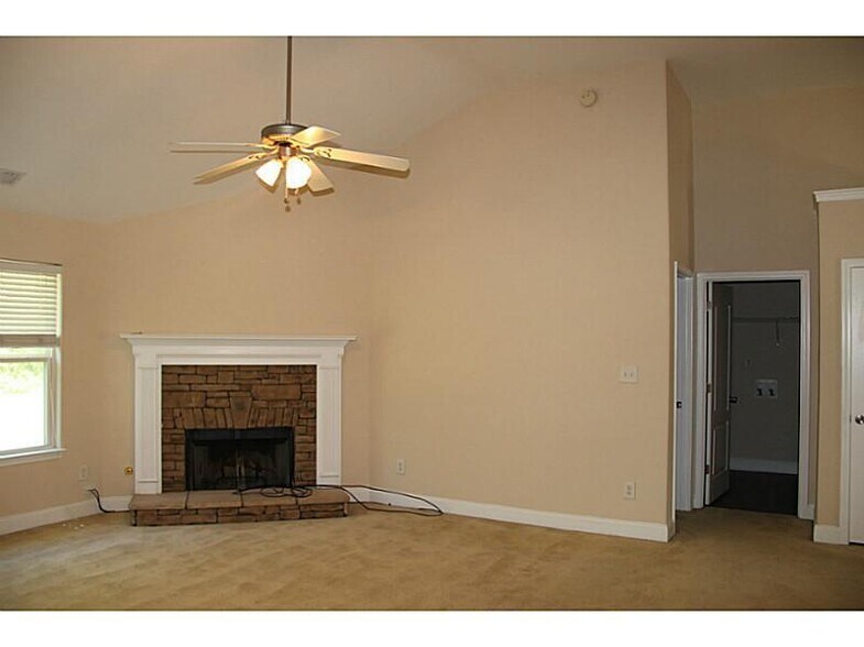 Building Photo - 372 Castle Top Ln