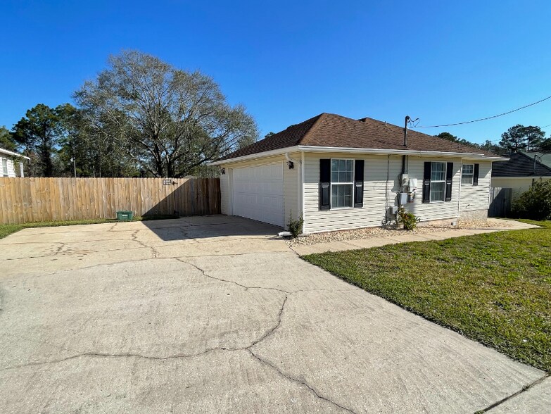 Building Photo - 447 Apple Dr