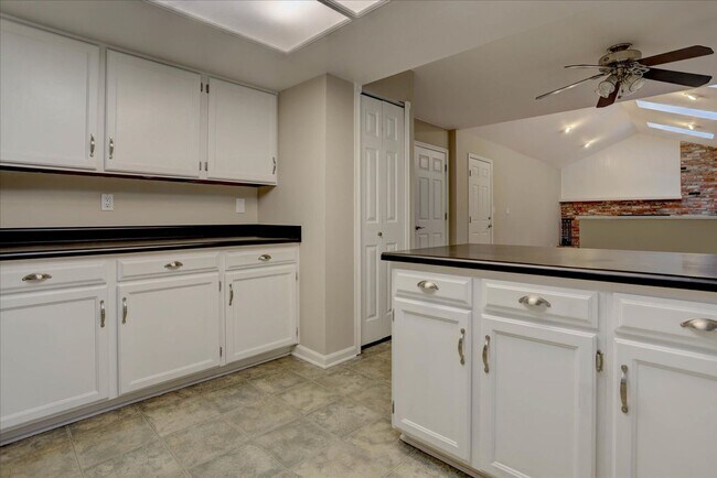 Building Photo - 10701 Hobbit Ln