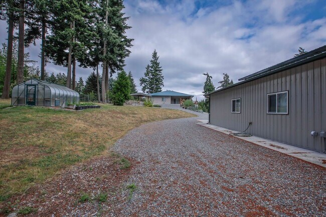Building Photo - Country Home on Acreage and Pet Friendly!