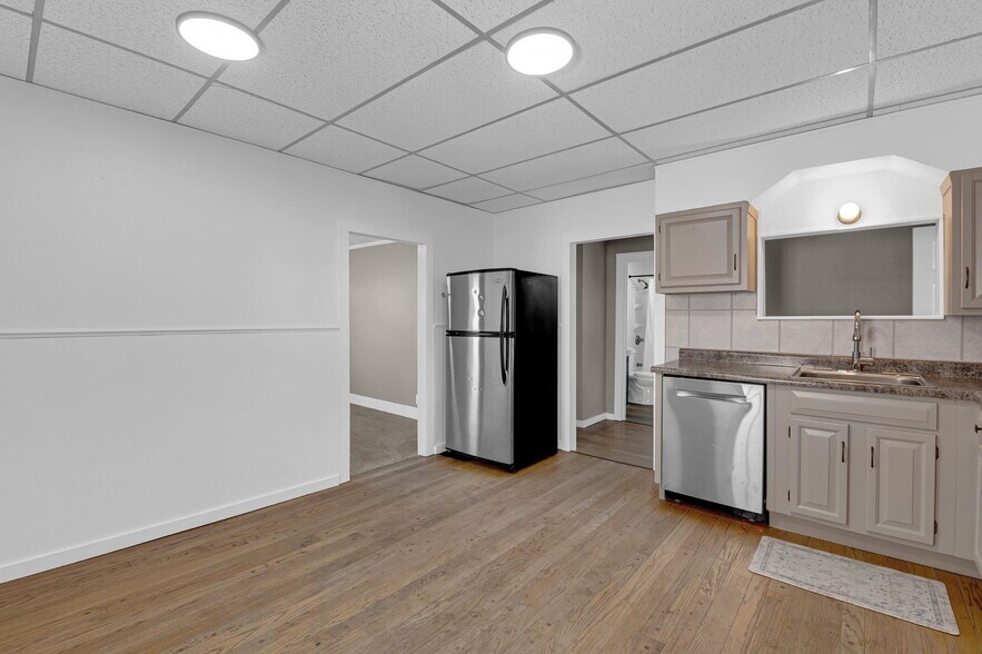 Building Photo - 9919 Clyde Ave