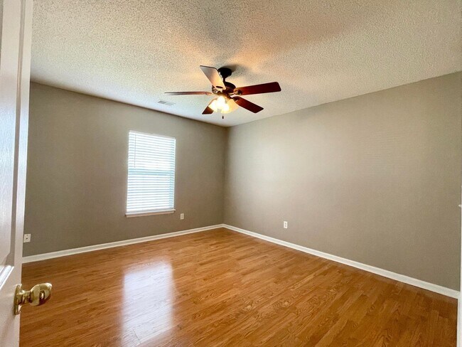 Building Photo - Lovely One Story Home