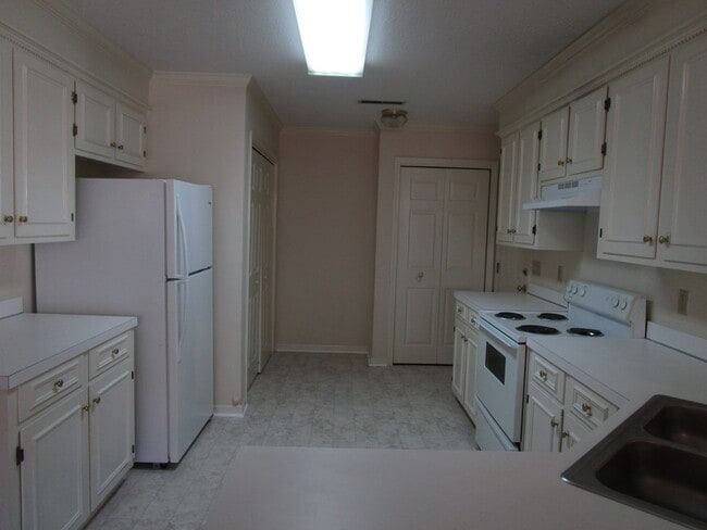 Building Photo - 341 Wildwood Ave