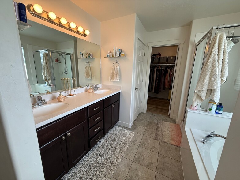 Building Photo - 885 W Edinburgh Dr