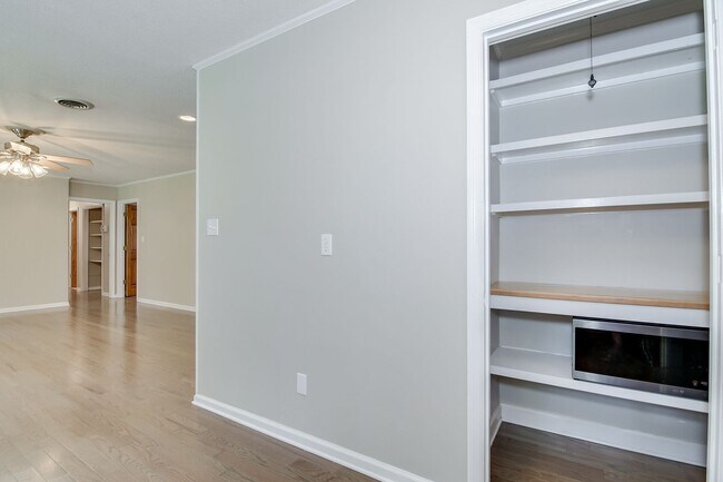 Building Photo - Beautiful Ranch in Montclair!