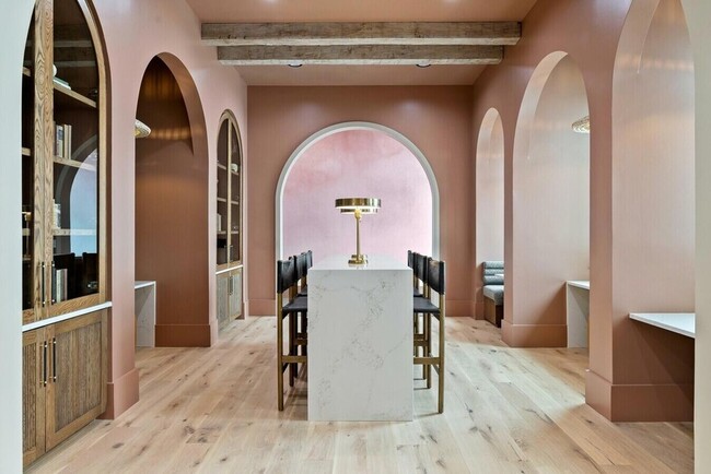 Building Photo - 3812 W Montague Ave