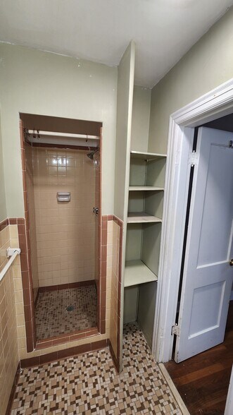 Master bathroom - 360 N White Station Rd