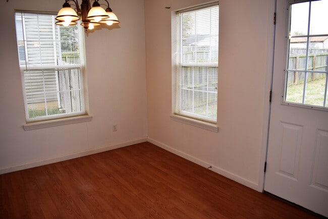 Building Photo - Spacious 3 bedroom, 2.5 bathroom duplex!