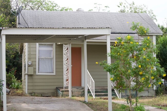 Primary Photo - Beautifully Updated 3-Bedroom Home Near Do...