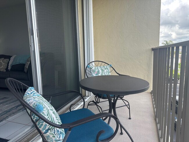 Building Photo - 1009 N Ocean Blvd