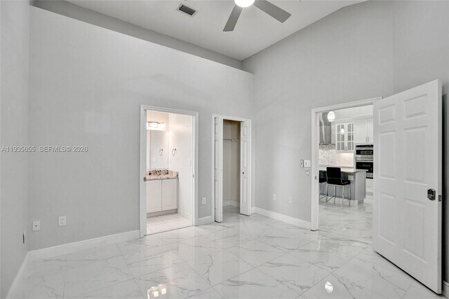 Building Photo - 652 W Palm Aire Dr