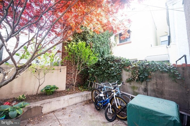 Building Photo - 703 Annin St