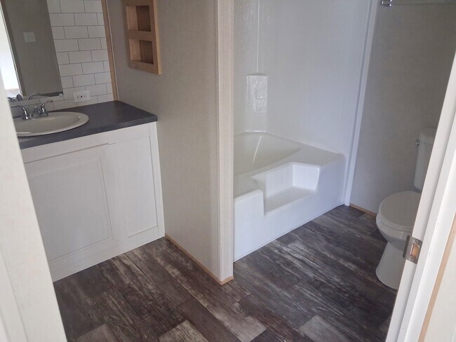 Building Photo - 572 Banjo Way