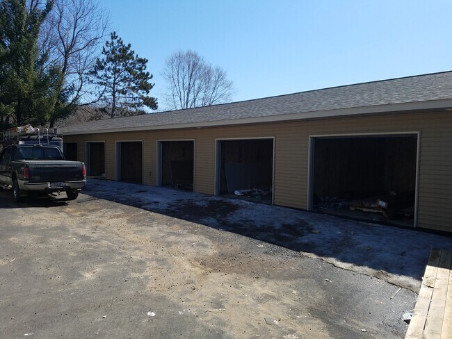 Building Photo - 2421 Sessions St