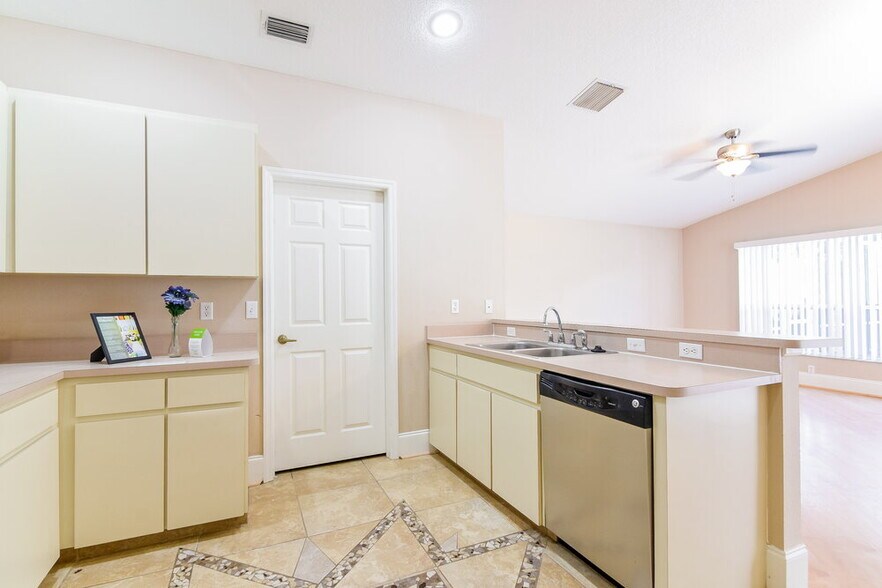 Building Photo - 5147 Pond View Ct