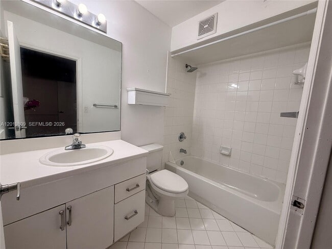Building Photo - 2078 Madeira Dr
