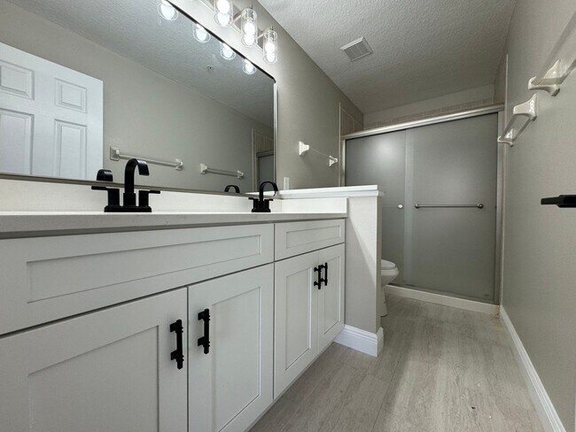 Building Photo - Fully Renovated Townhome | Modern Quartz K...