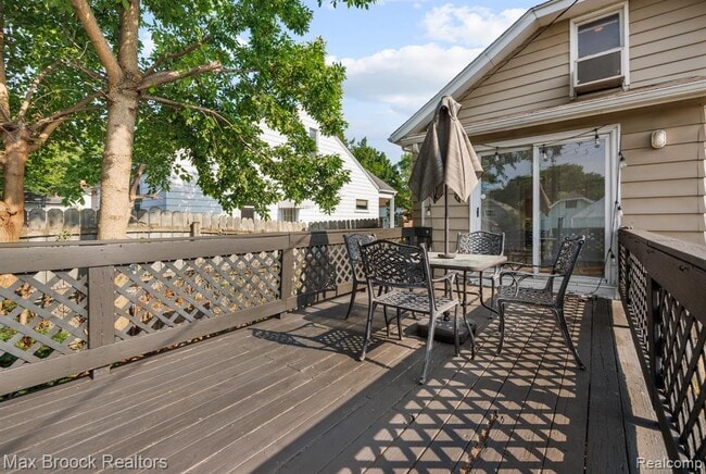 Building Photo - 520 E Hazelhurst St