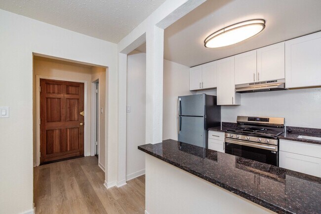 Building Photo - Fully Remodeled, Top Floor! On-site Laundry, New Stainless Appliances