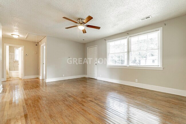 Building Photo - NOW OFFERING FIRST FULL MONTH FREE!