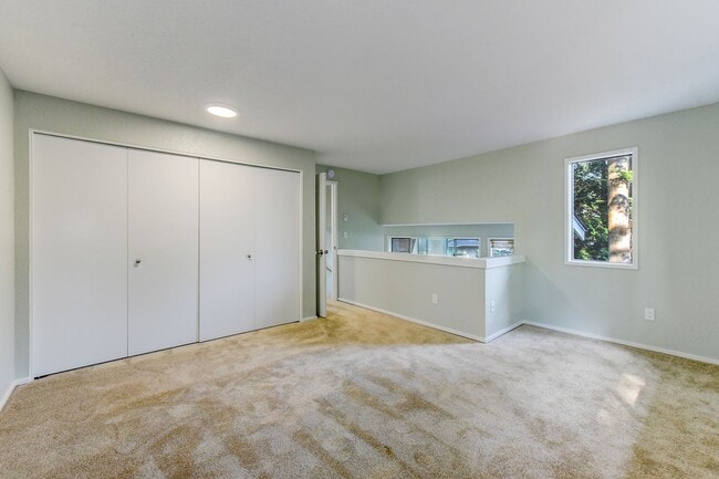 Building Photo - Renovated Townhome