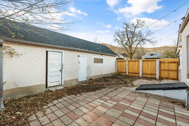 Building Photo - Classic Downtown Home