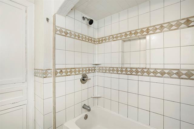 Building Photo - 5924 La Vista Dr