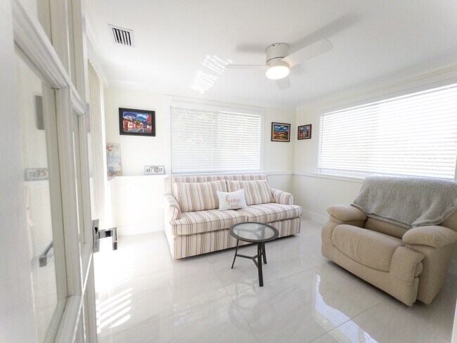 Building Photo - 887 W Perry St