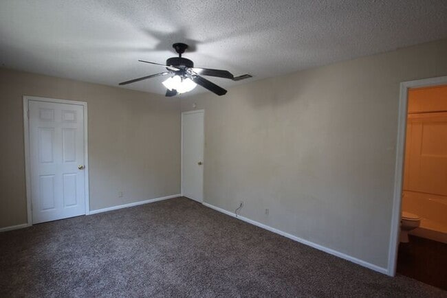 Building Photo - Available Now! 3 bedroom 2.5 bath townhome...