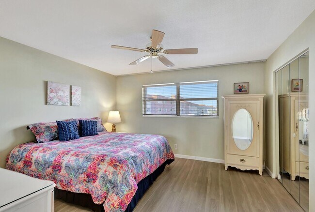 Building Photo - 100 Shore Ct