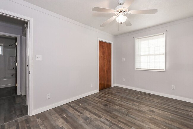 Building Photo - 2 Bedroom/1 bath Single House!