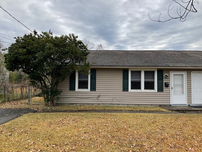 Primary Photo - Cute 2 bedroom duplex that is centrally located. Just minutes to area bases, shopping and restaur...