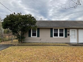 Building Photo - Cute 2 bedroom duplex that is centrally located. Just minutes to area bases, shopping and restaur...