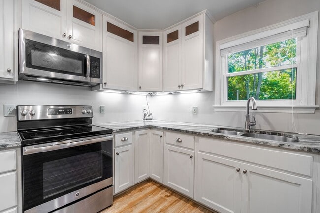 Building Photo - Beautiful 3 bedroom 2 bath house w/attached garage.