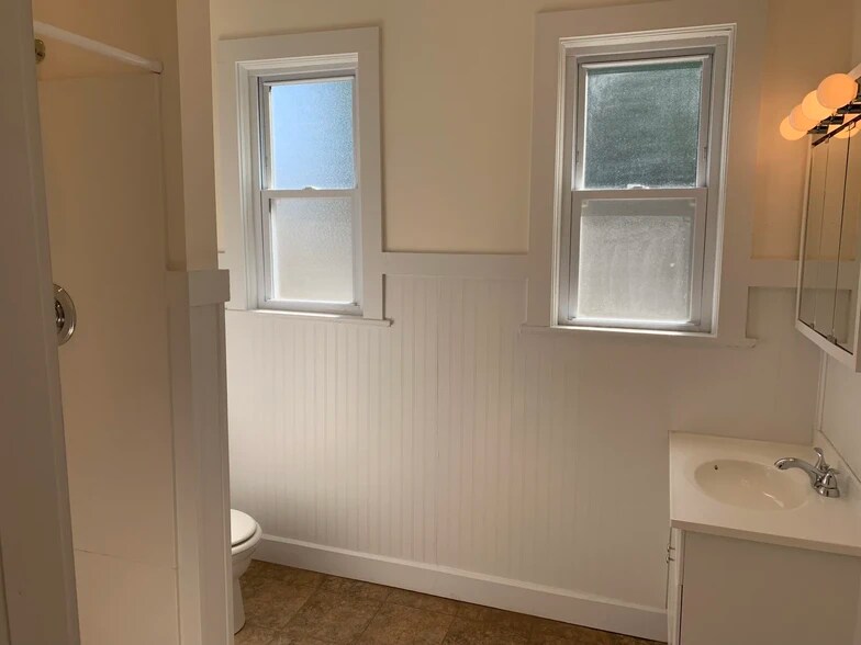 Building Photo - 430 E 2nd St