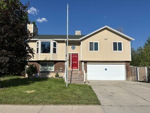 Building Photo - Spacious Split Level in Kearns!
