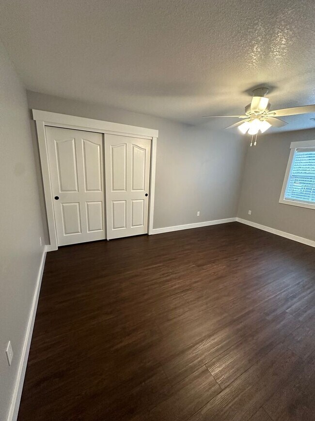 Building Photo - 4 Bedroom House Available in Hammond!