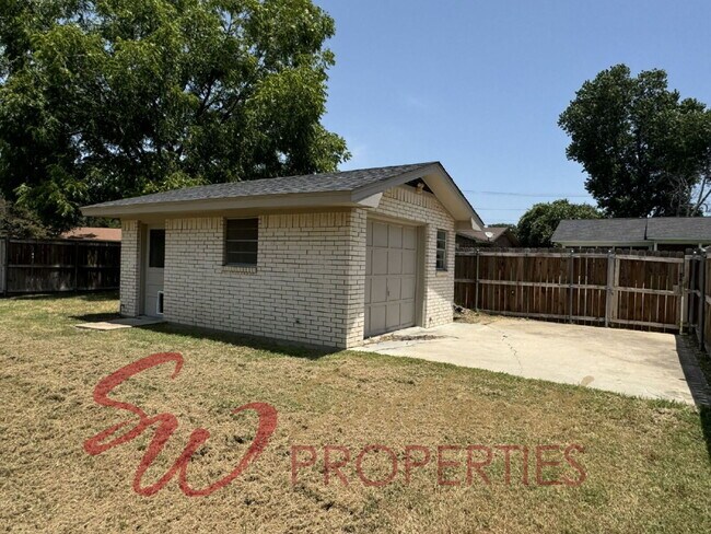 Building Photo - Lovely, spacious home that welcomes you in!