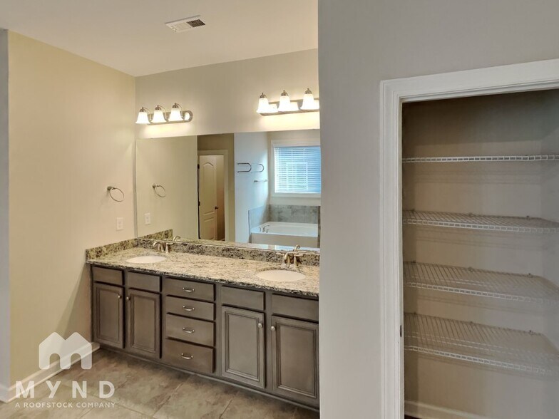 Building Photo - 1019 Willowcroft Dr