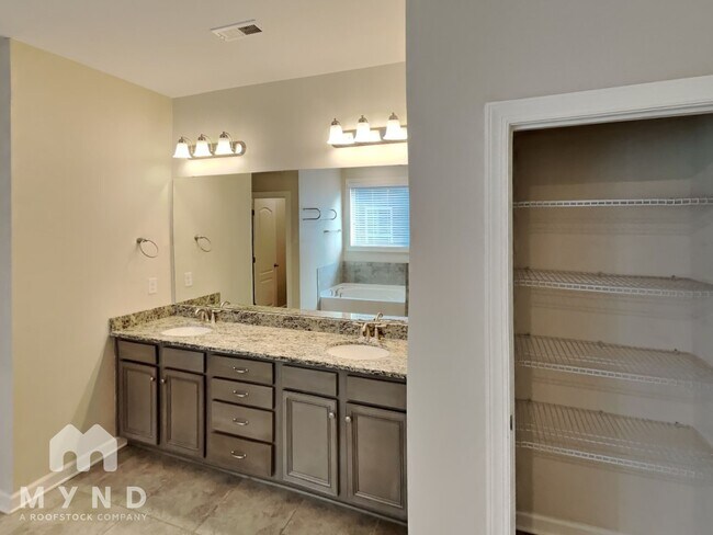 Building Photo - 1019 Willowcroft Dr