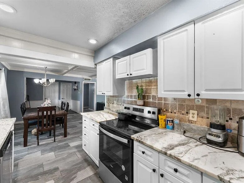 Building Photo - 2405 Summit Dr